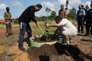 Pjs Gubernur Kepri Ajak Masyarakat Tanam Satu Miliar Kelapa