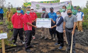 Jasa Raharja Hijaukan Alam Tanam 500 Pohon di Waduk Batam