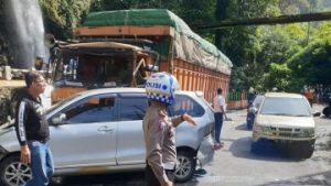 Puluhan Mobil Kecelakaan Beruntun di Lembah Anai Sumbar