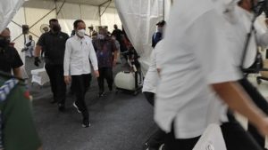 Jokowi Tinjau Vaksinasi 5.500 Wartawan di Hall Basket Senayan