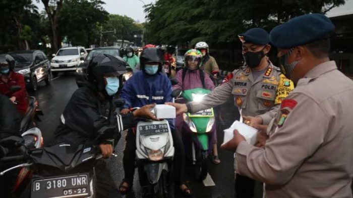 Dansat Brimob Polda Metro Kombes Pol Gatot Mangkurat Bagi-Bagi Takjil Berbuka ke Pengendara