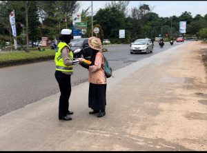 POLWAN SAT PJR DITLANTAS POLDA KEPRI LAKUKAN PATROLI HUMANIS DAN PEMBERIAN BANSOS