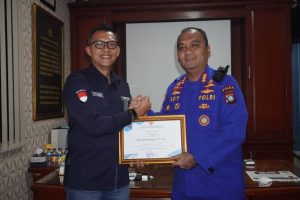 Dirpolairud Polda Kepri Kombes Pol. Boy Herlambang S.IK., M.Si, Terima Penghargaan Dari Kepala UPT BP2MI Provinsi Kepri