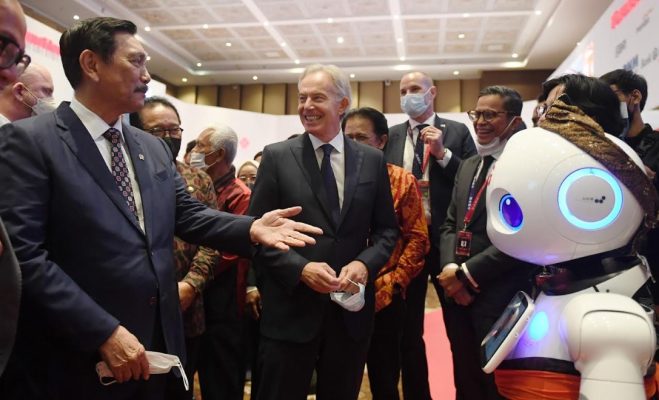 Menteri Luhut Binsar bersama Tony Blair Berinteraksi dengan 5G Artificial Intelligence Robot Telkomsel