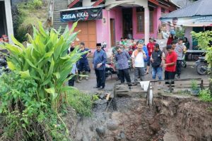 Kampung Aia Dareh Dihantam Air Deras,  Bupati Benny Minta Segera Pulihkan Keadaan Pasca Banjir