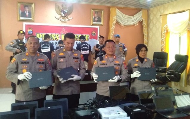 13 unit chromebook, satu unit laptop dan 3 unit proyektor berhasil diungkap oleh jajaran Polres Pasaman Barat pada tanggal 7 Juni 2023.