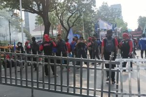 Demo Buruh di Balai Kota DKI Jakarta Memanas, Gerbang Jadi Sasaran Amuk Massa