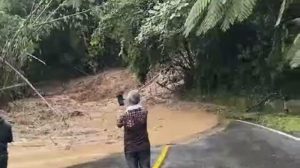 Jalan Lintas Sumbar ke Riau di Kelok 17 Putus Total, Macet Panjang di Pangkalan