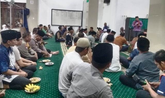 Pengurus dan Jamaah Masjid Batiul Karim Sambut kedatangan Tim Safari Ramadah Pemprov Sumbar (1)