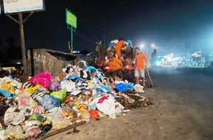 Petugas Orange Berjibaku Hingga Tengah Malam Bersihkan Payakumbuh dari Tumpukan Sampah