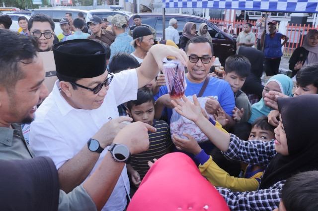 Pj Walikota dan Hipmi Payakumbuh Bagi 10.000 Takjil untuk Masyarakat