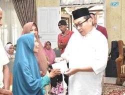 Pj Walikota Payakumbuh dan Ketua TP-PPK berikan santunan untuk 20 Masyarakat Kurang Mampu