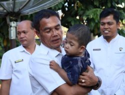 Wakili Pj Walikota Payakumbuh, Sekda Rida bersama LKKS Payakumbuh, Berikan Bantuan Kursi Roda untuk Anak Penderita Hydrosapalus