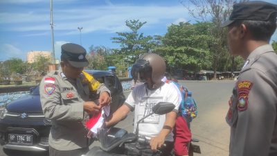 Polres Bintan Bagikan Bendera Merah Putih Secara Gratis Menyambut HUT Kemerdekaan RI ke-79