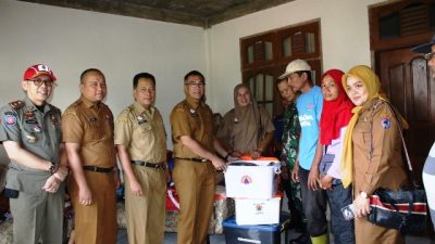 Sekda Kota Payakumbuh Rida Ananda Berikan Bantuan ke Keluarga Aulia Chandra Korban Kebakaran Perumnas Kubang Gajah