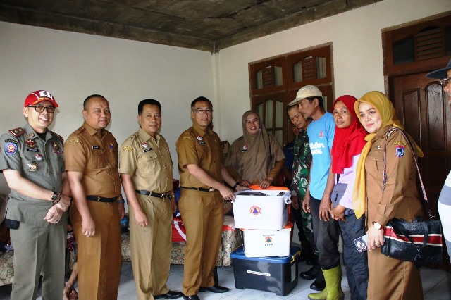 Sekda Kota Payakumbuh Rida Ananda Berikan Bantuan ke Keluarga Aulia Chandra Korban Kebakaran Perumnas Kubang Gajah